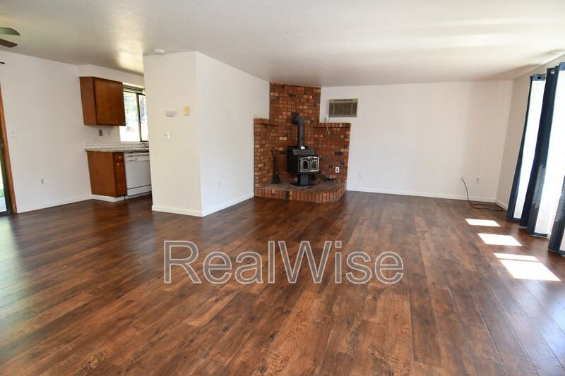 936 Se Sharon Ave - Photo 2 of 18