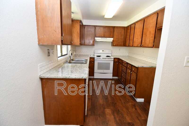 936 Se Sharon Ave - Photo 4 of 18