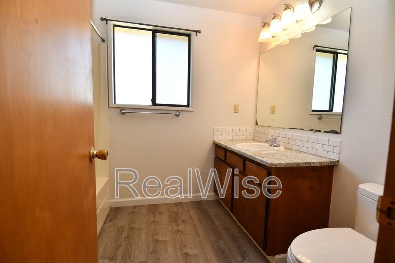 936 Se Sharon Ave - Photo 5 of 18