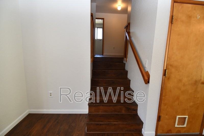 936 Se Sharon Ave - Photo 6 of 18