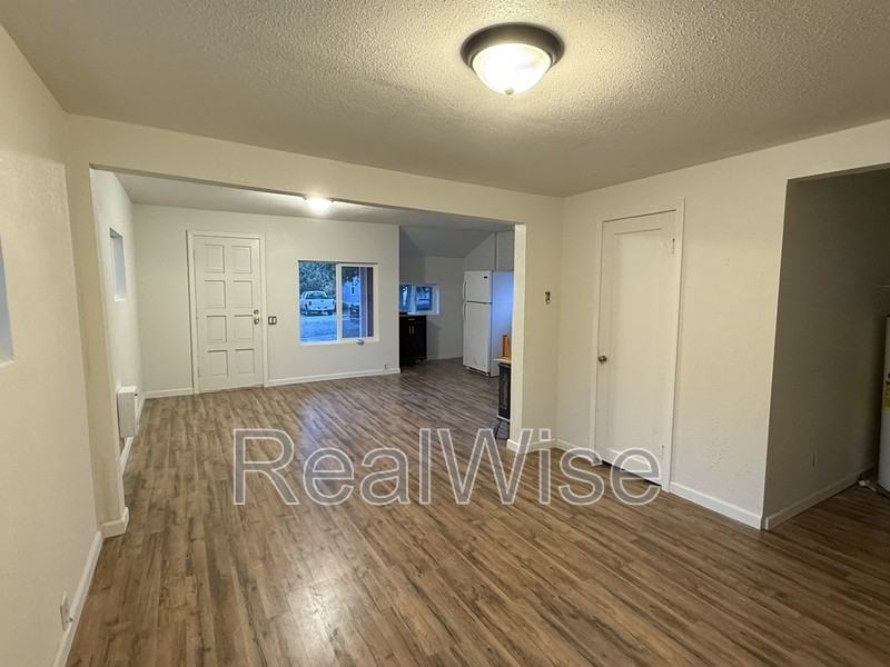 173 Se Lane Ave - Photo 3 of 8