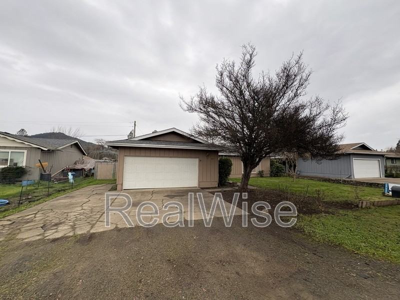 231 Hawthorne St - Photo 3 of 28