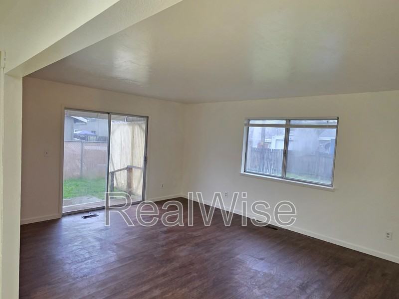 231 Hawthorne St - Photo 5 of 28