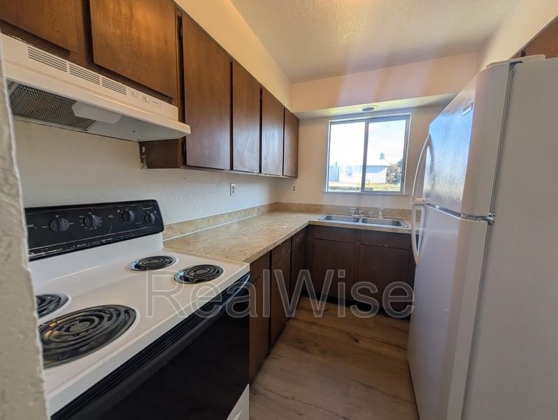 275 Nw Rose St #J - Photo 3 of 9