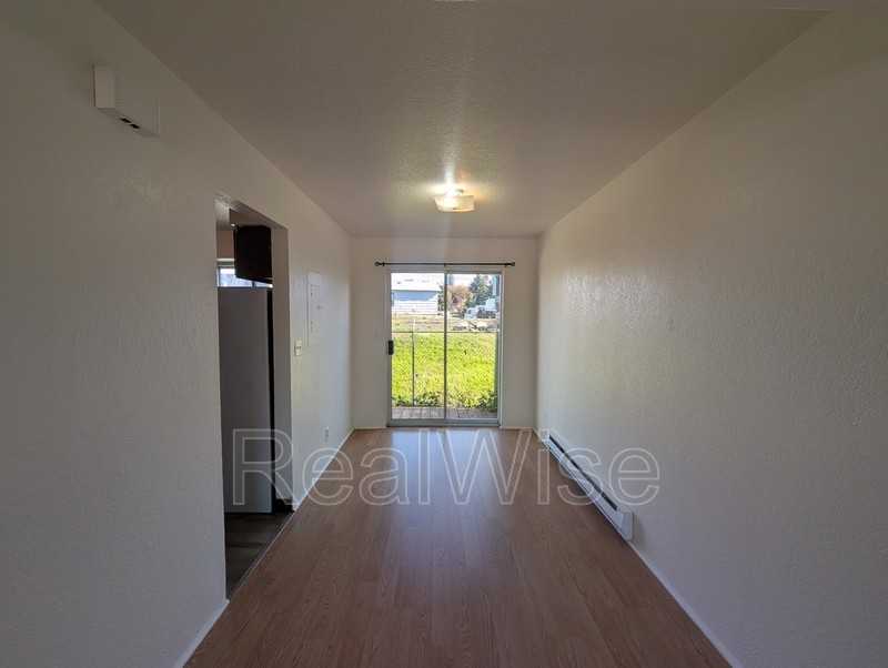 275 Nw Rose St #J - Photo 4 of 9