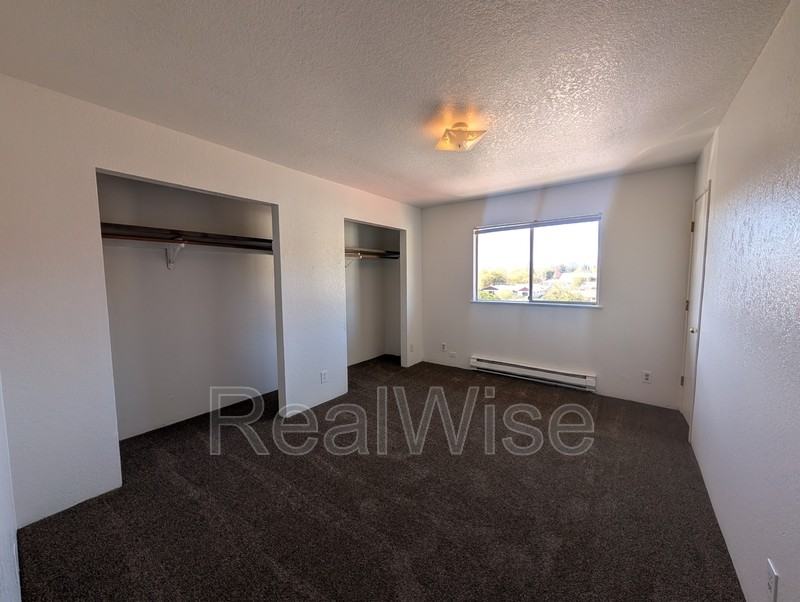 275 Nw Rose St #J - Photo 5 of 9