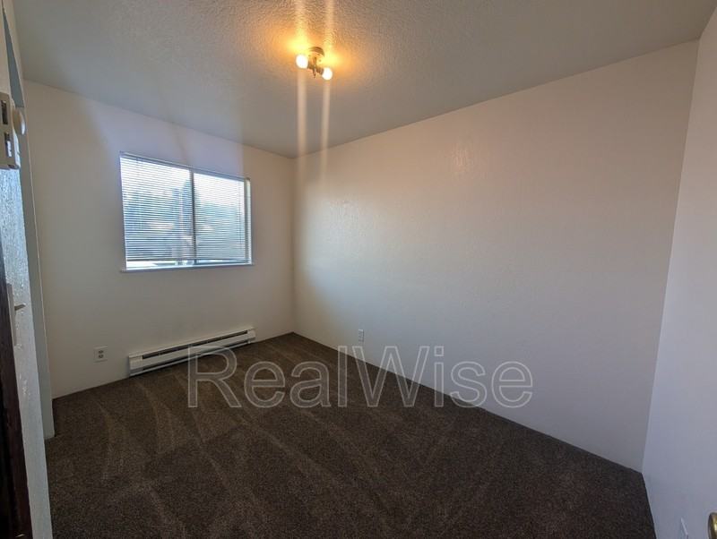 275 Nw Rose St #J - Photo 6 of 9