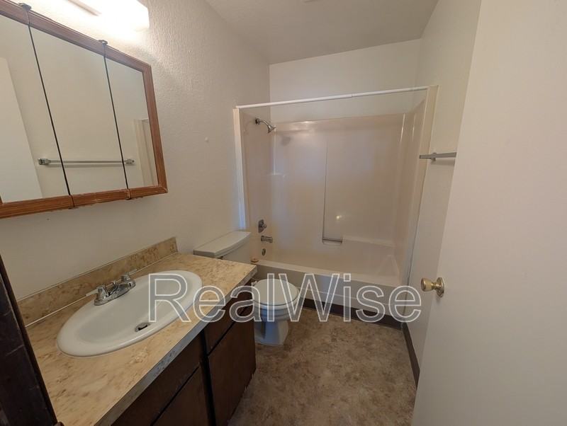 275 Nw Rose St #J - Photo 7 of 9