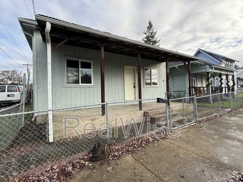 328 Se Lane Ave - Photo 2 of 18