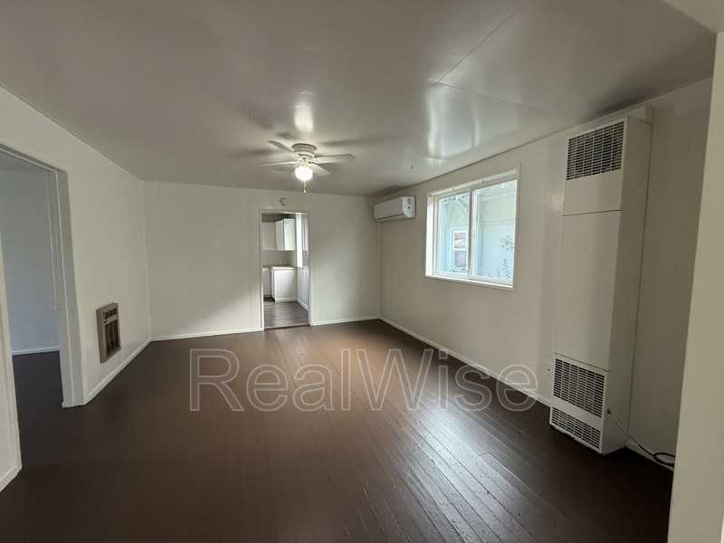 328 Se Lane Ave - Photo 3 of 18