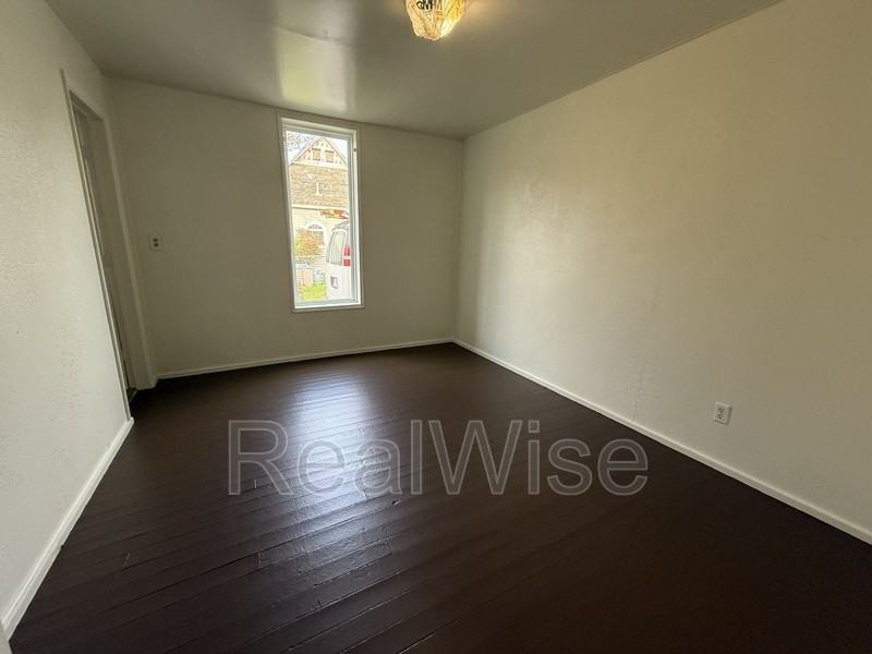 328 Se Lane Ave - Photo 4 of 18