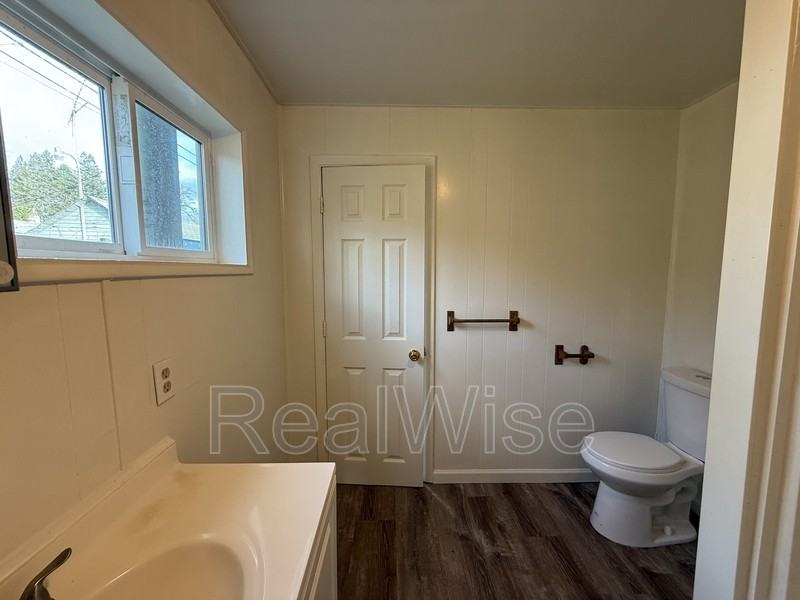 328 Se Lane Ave - Photo 5 of 18