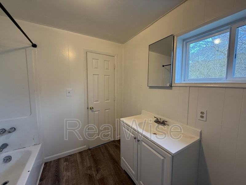 328 Se Lane Ave - Photo 6 of 18