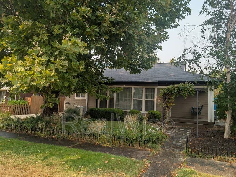 501 Ne Broadway St - Photo 2 of 20