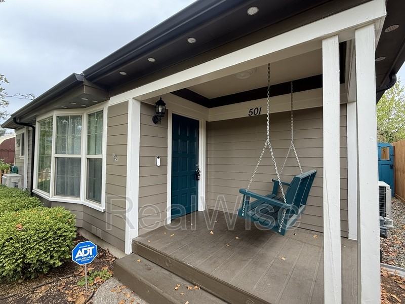 501 Ne Broadway St - Photo 3 of 20