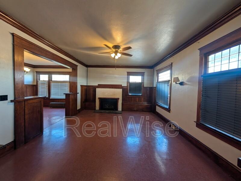 605 Se Mosher Ave #1 - Photo 2 of 10