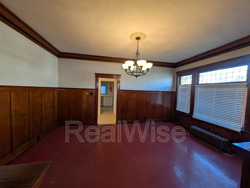 605 Se Mosher Ave #1 - Photo 3 of 10