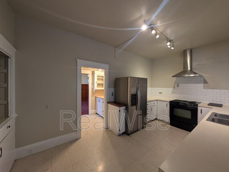 605 Se Mosher Ave #1 - Photo 4 of 10