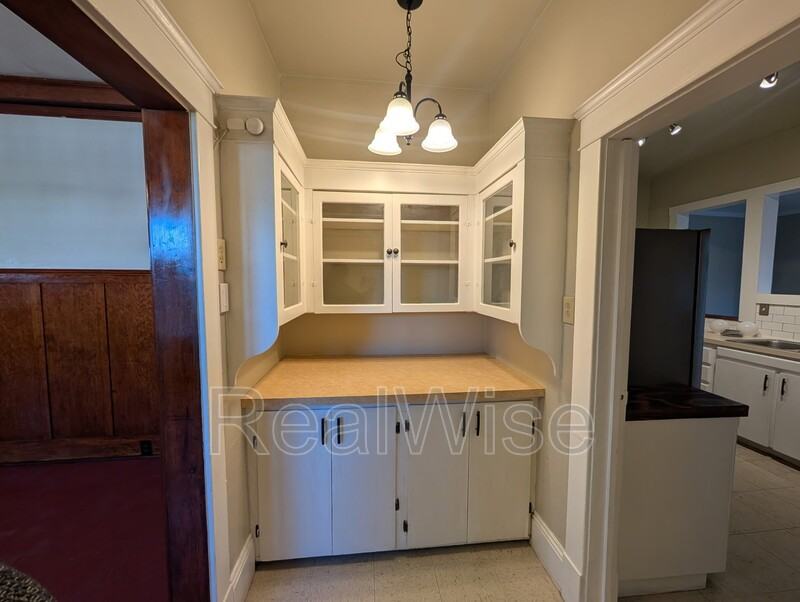 605 Se Mosher Ave #1 - Photo 5 of 10