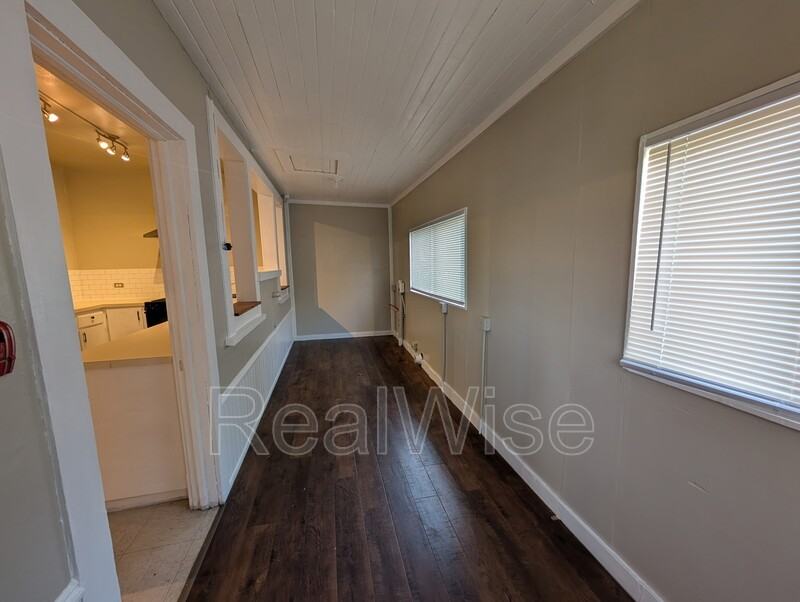 605 Se Mosher Ave #1 - Photo 6 of 10