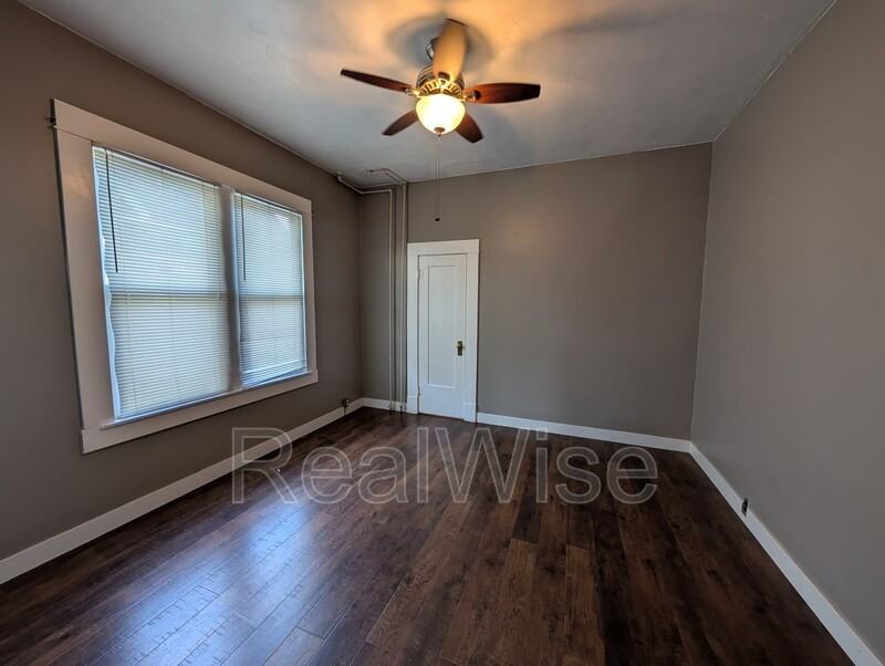 605 Se Mosher Ave #1 - Photo 7 of 10