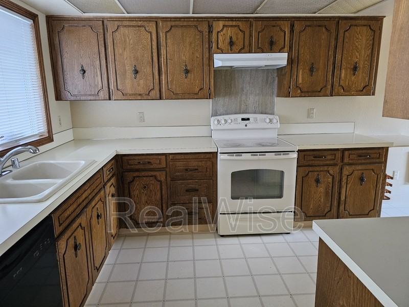 11019 Nw 33rd Ave - Photo 7 of 17