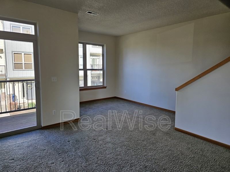 511 Ne 84th Cir - Photo 2 of 25