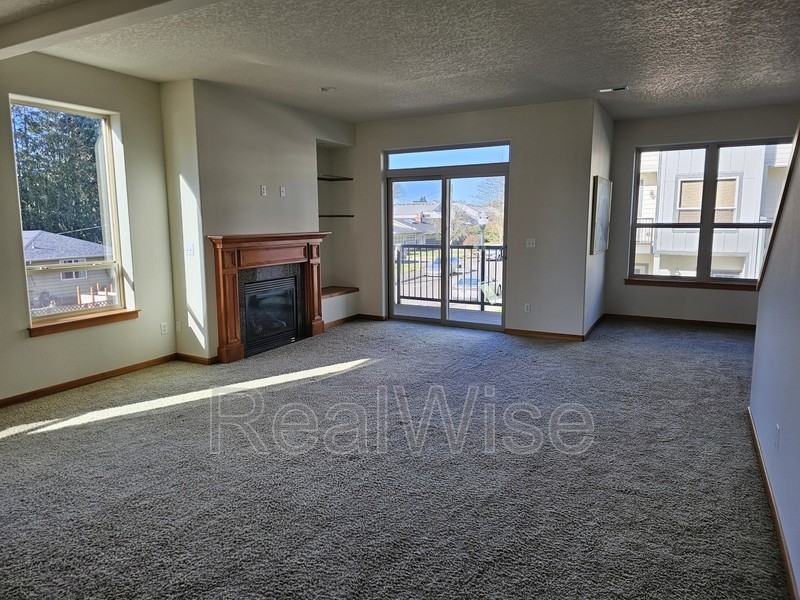 511 Ne 84th Cir - Photo 3 of 25