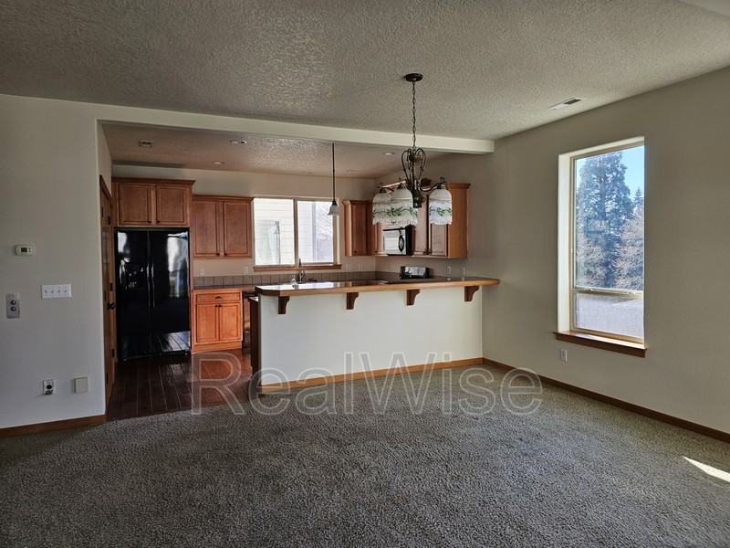 511 Ne 84th Cir - Photo 4 of 25