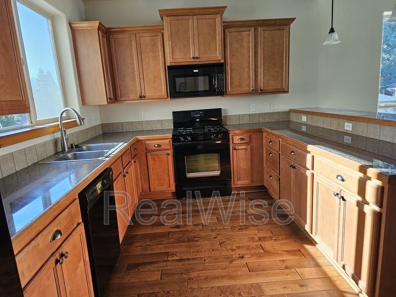 511 Ne 84th Cir - Photo 5 of 25