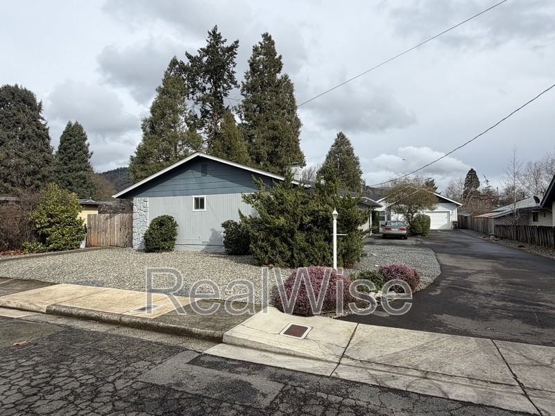 431 Ne Candy Ln - Photo 2 of 24