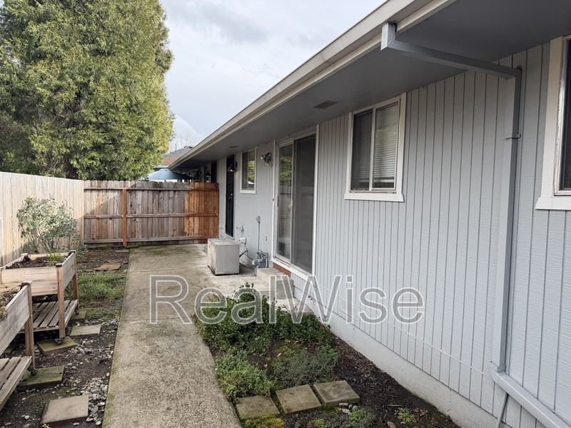 431 Ne Candy Ln - Photo 4 of 24