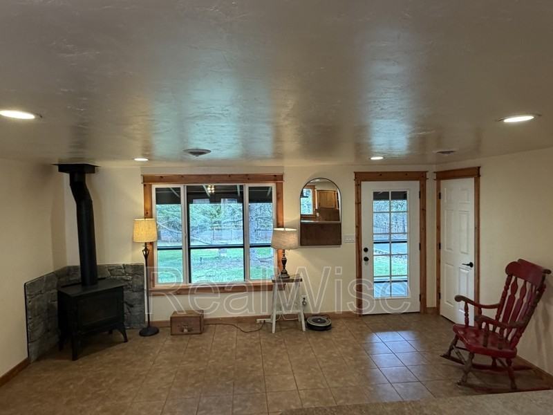 7429 W Evans Creek Rd - Photo 7 of 33