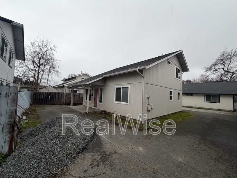 241 Ne School St - Photo 2 of 23