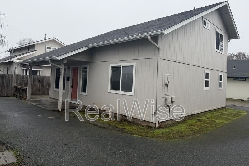 241 Ne School St - Photo 5 of 23