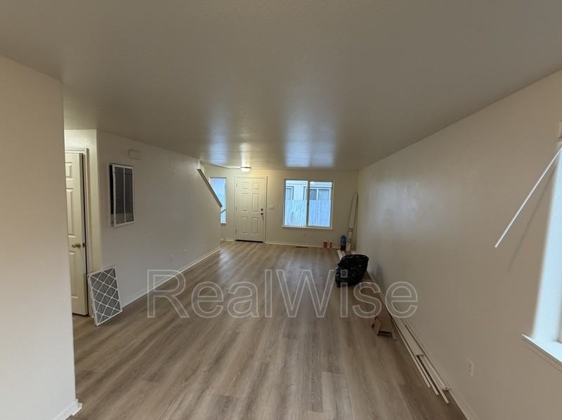 241 Ne School St - Photo 6 of 23