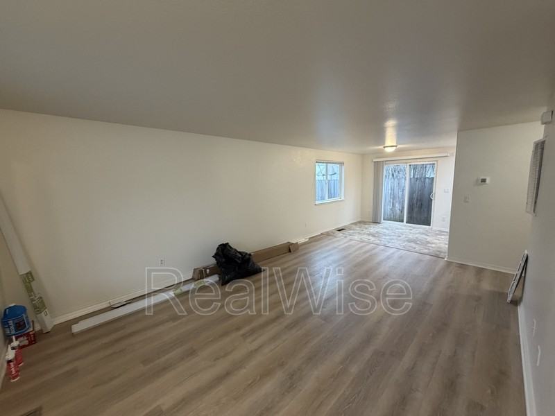 241 Ne School St - Photo 7 of 23