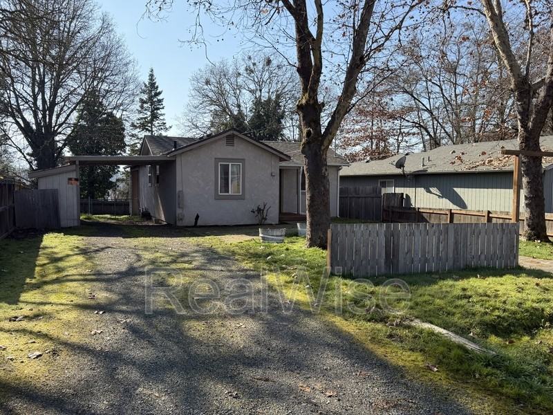 1221 Sw I St - Photo 2 of 23