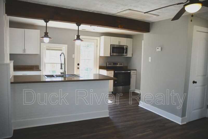 211 W 10th St - Photo 4 of 17