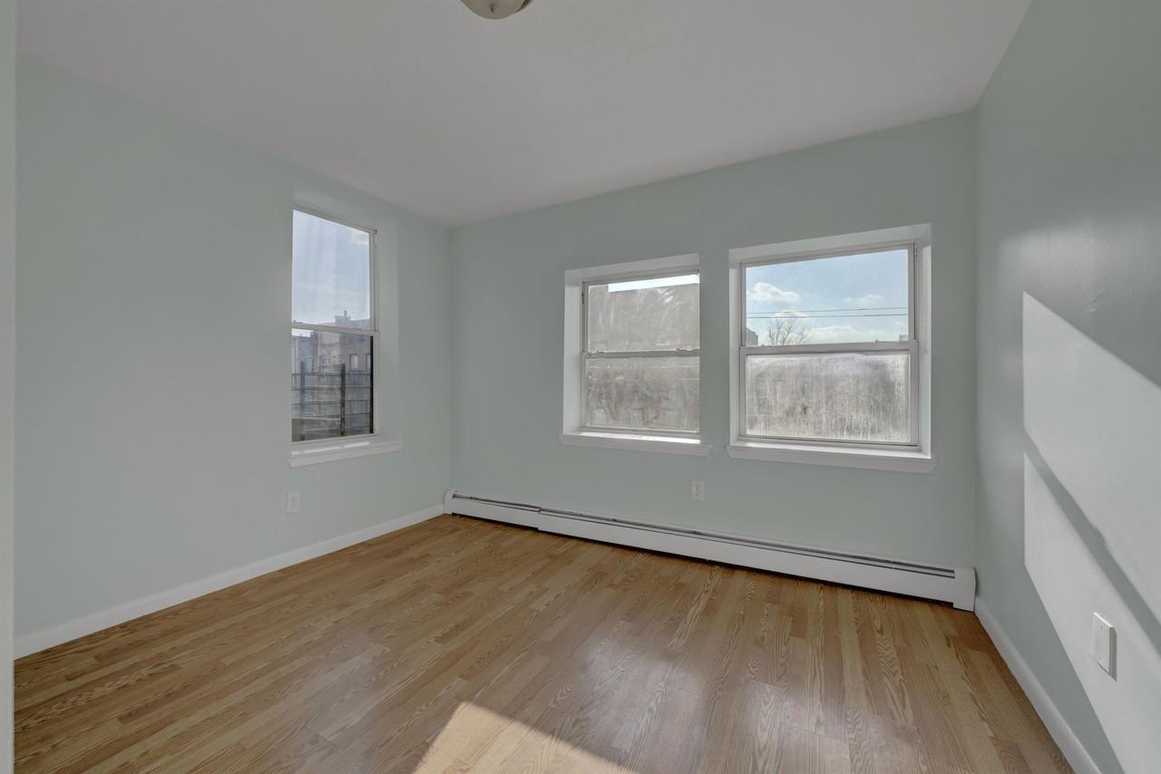 220 64th - Photo 5 of 21