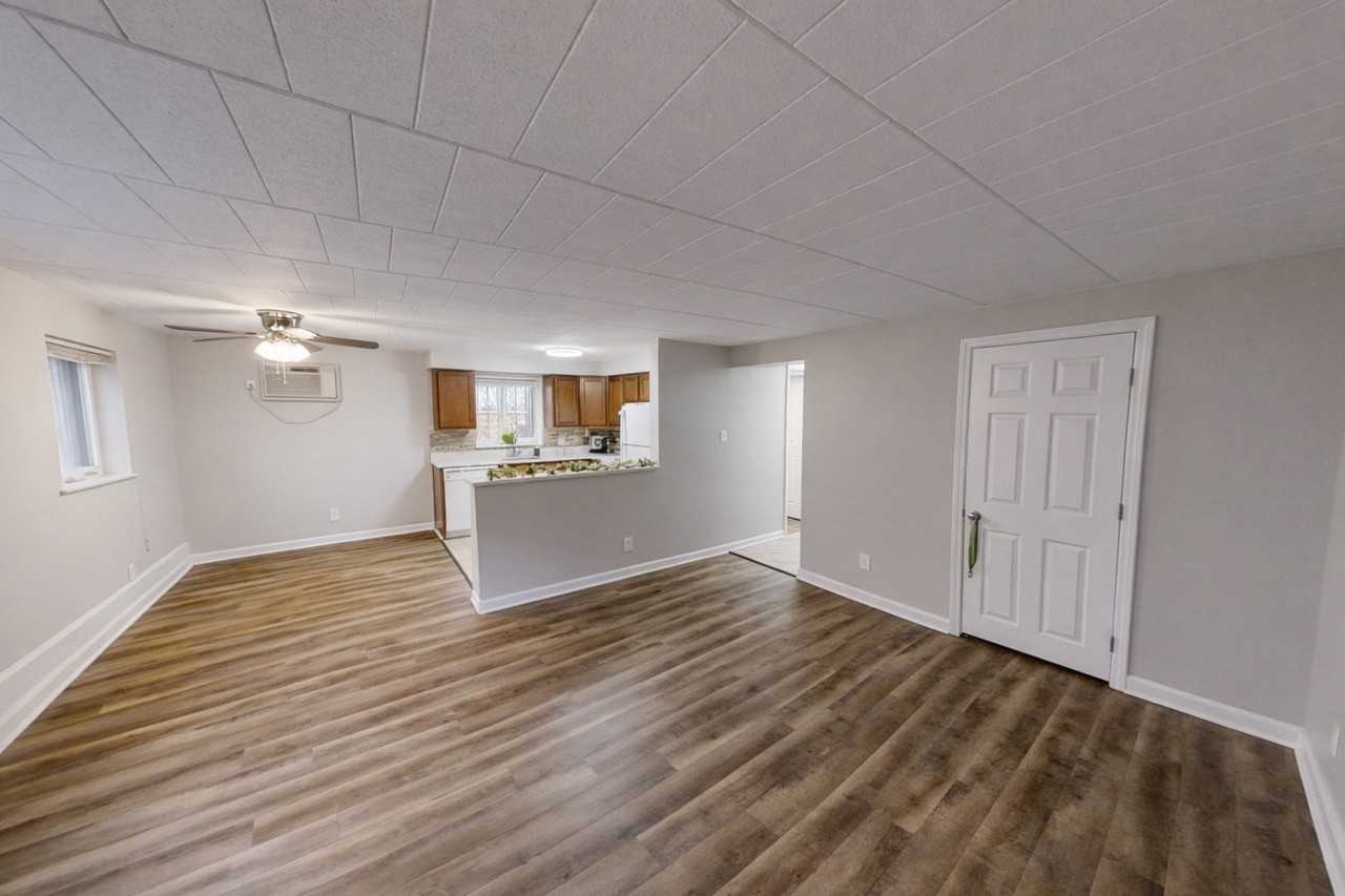 JAMES MANOR -- 057 - Photo 2 of 17