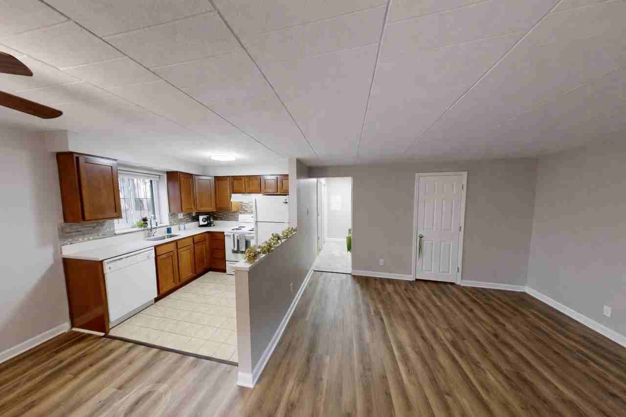 JAMES MANOR -- 057 - Photo 3 of 17