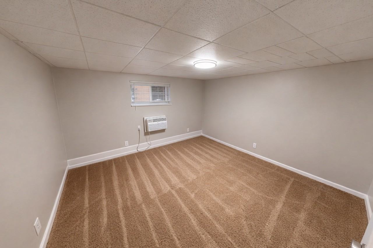 JAMES MANOR -- 057 - Photo 5 of 17