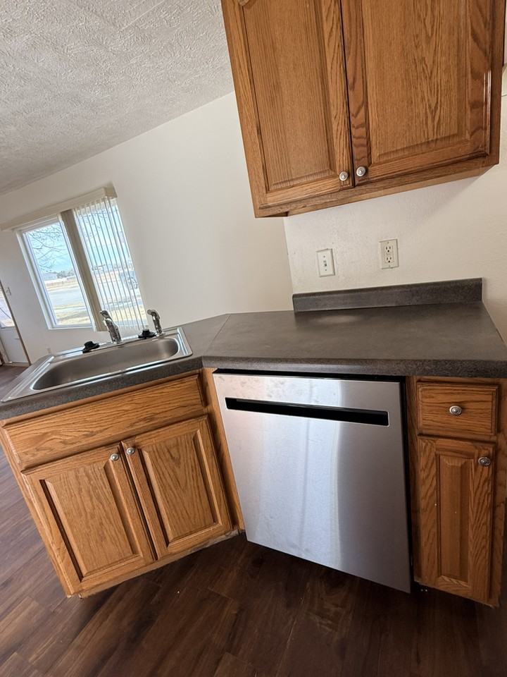 2721 W Capital Ave - Photo 4 of 11