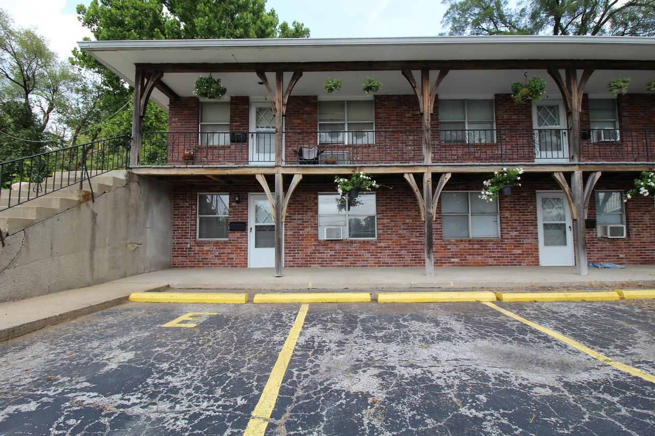 10911 W. 59th Terrace - Photo 2 of 10