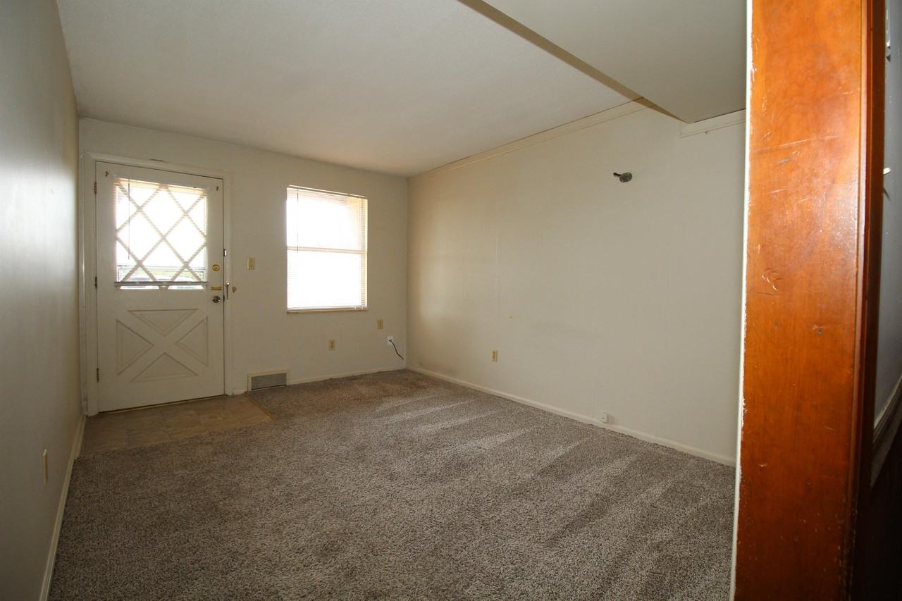 10911 W. 59th Terrace - Photo 3 of 10