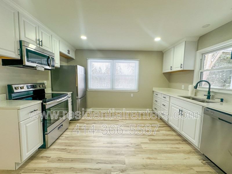 2555 N Calhoun Rd - Photo 2 of 17