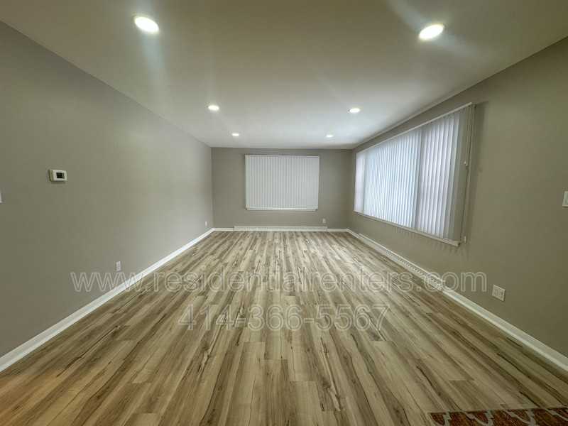 2555 N Calhoun Rd - Photo 4 of 17