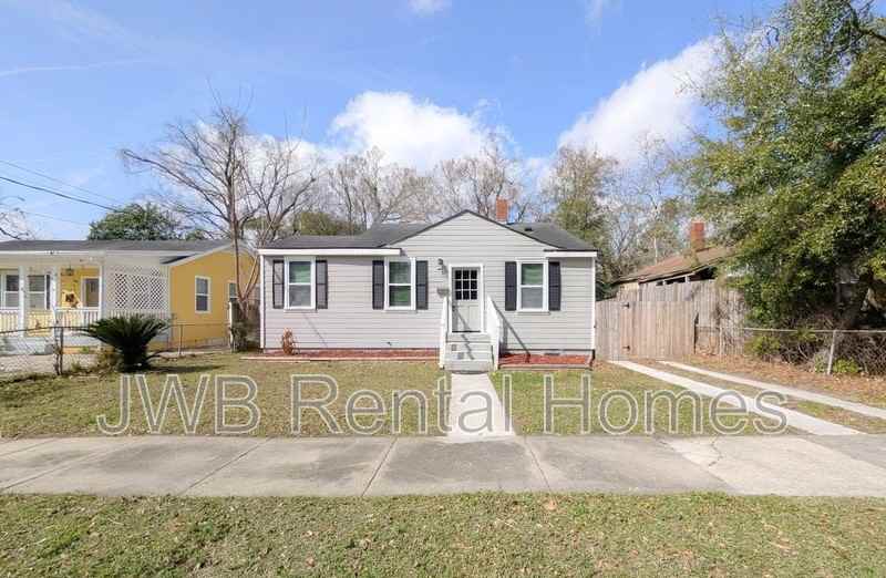 736 West St - Photo 2 of 18