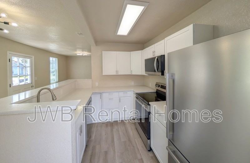 736 West St - Photo 4 of 18